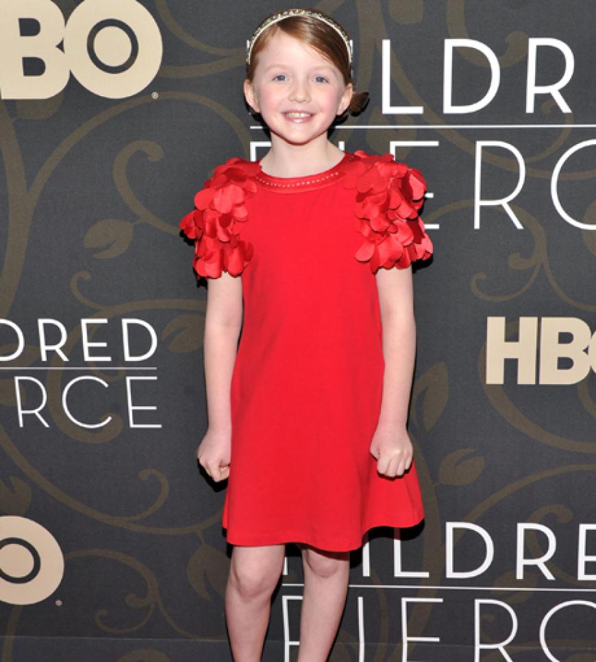 Kleinster Star des Abends in einem Kleid mit Knall-Effekt: Quinn McColgan spielt in
