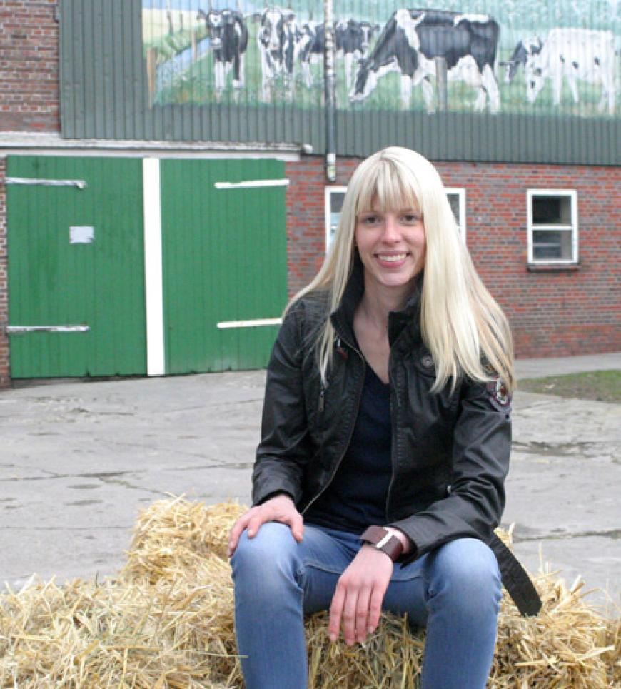 Jungbäuerin Lena (24) aus Ostfriesland lebt mit ihrem Vater und ihren zwei Brüdern auf einem Milchviehbetrieb mit 135 Hektar Acker- und Grünland, 100 Kühen, 100 Kälbern und einem Hund