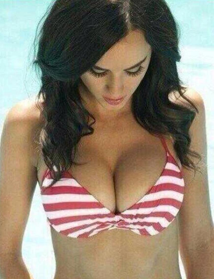 Wow, ihre Brüste sind wohl ihr Markenzeichen: Katy Perry im Bikini. Heiß!