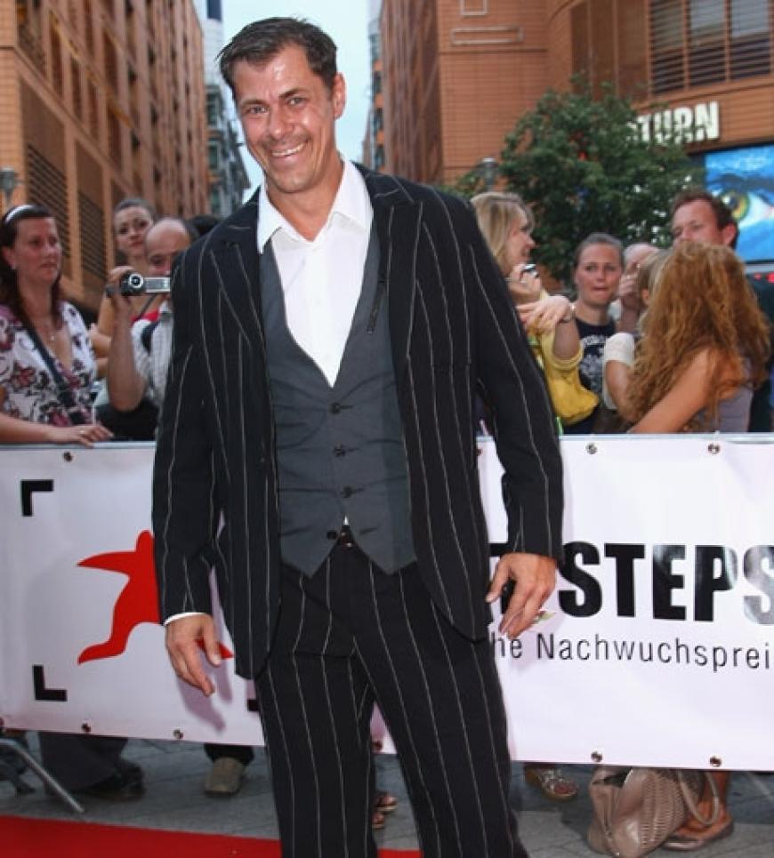 Sven Martinek stellte sich solo auf den roten Teppich. Seine On-/Off-Lebensgefährtin Xenia Seeberg war allerdings auch auf der Party