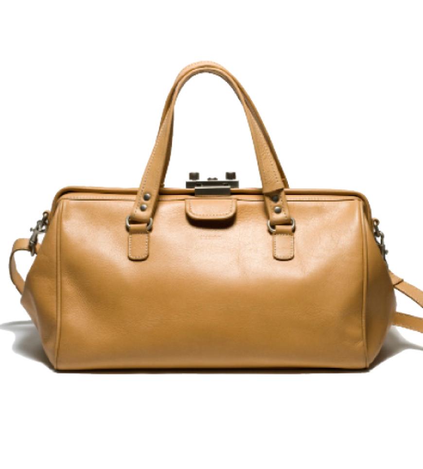 Robustes Leder macht diese Weekender-Form zu einem besonders strapazierfähigen Reisebegleiter. Inklusive Schultergurt von Mango, ca. 150 Euro