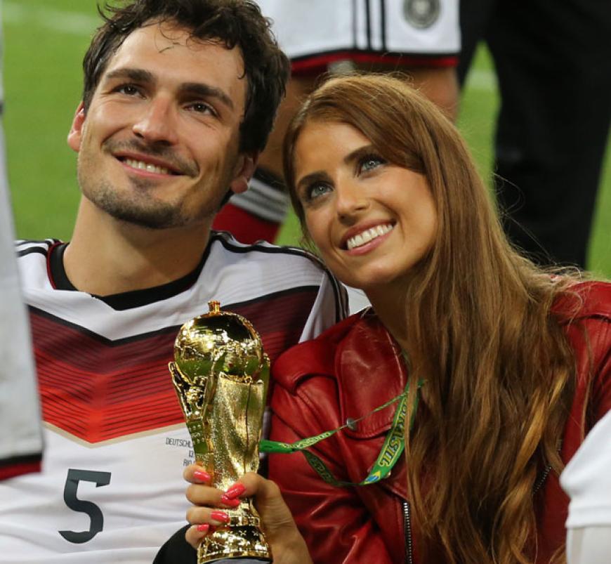 ...auch Cathy Fischer, die sich an Mats Hummels kuschelte