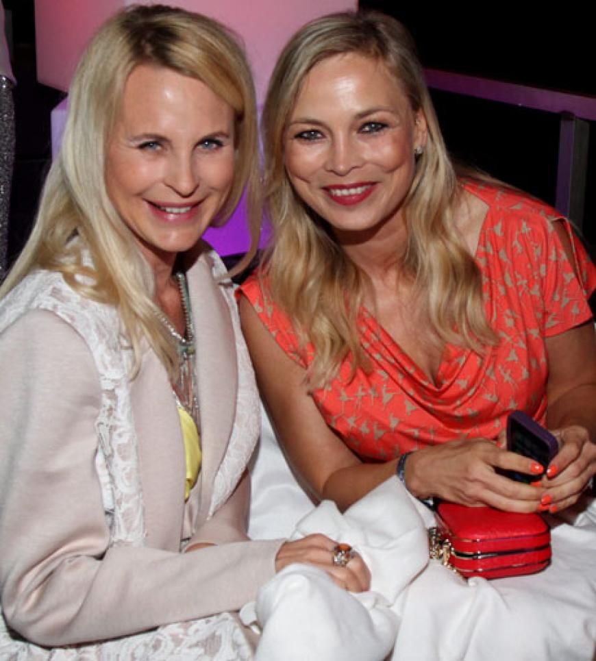 Bitte lächeln! Sonja Kiefer und Regina Halmich outeten sich als große Fußball-Fans
