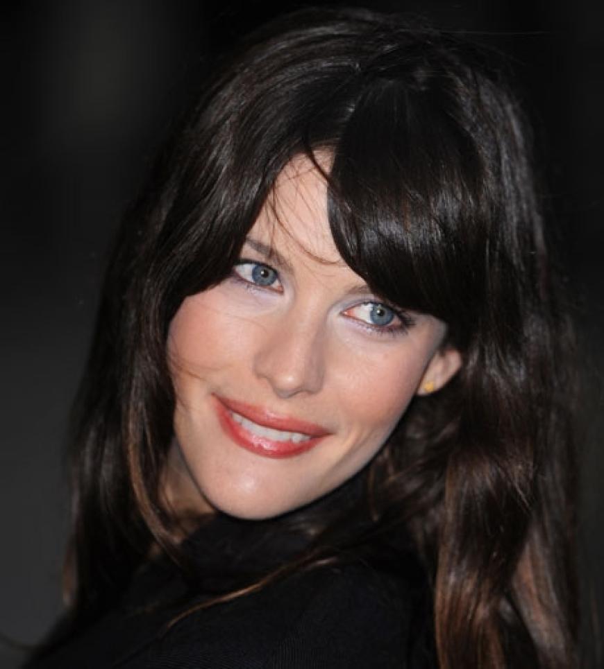 Schauspielerin Liv Taylor flirtet mit den Fotografen