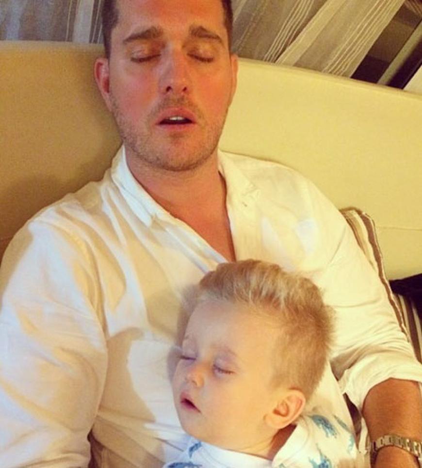 Wie der Vater, so der Sohn! Die beiden befinden sich wohl gerade im Land der Träume! Michael Bublés Sohn schmiegt sich an die Brust seines Papas.