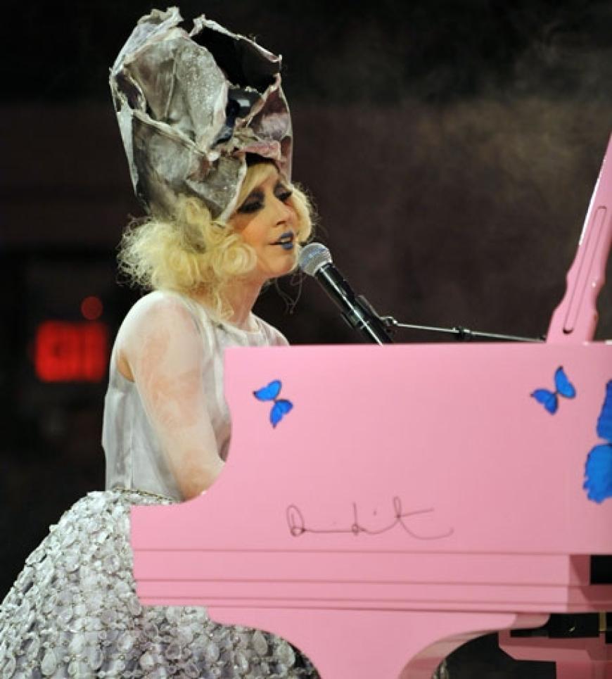 Lady GaGa am rosa Klavier