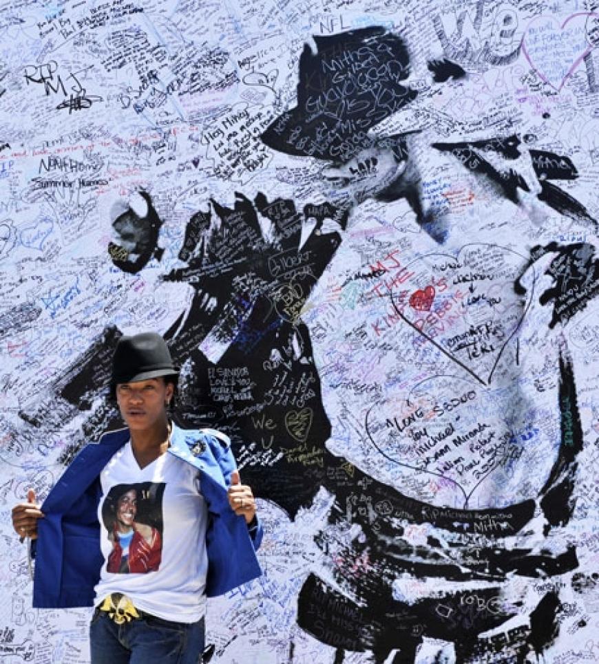 Fans unterschreiben auf einer riesigen Gedenkwand für den King of Pop