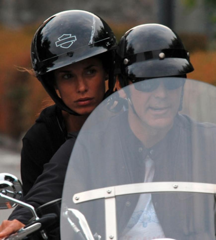 George Clooney heizt mit seiner neuen Flamme Elisabetta Canalis durch Italien