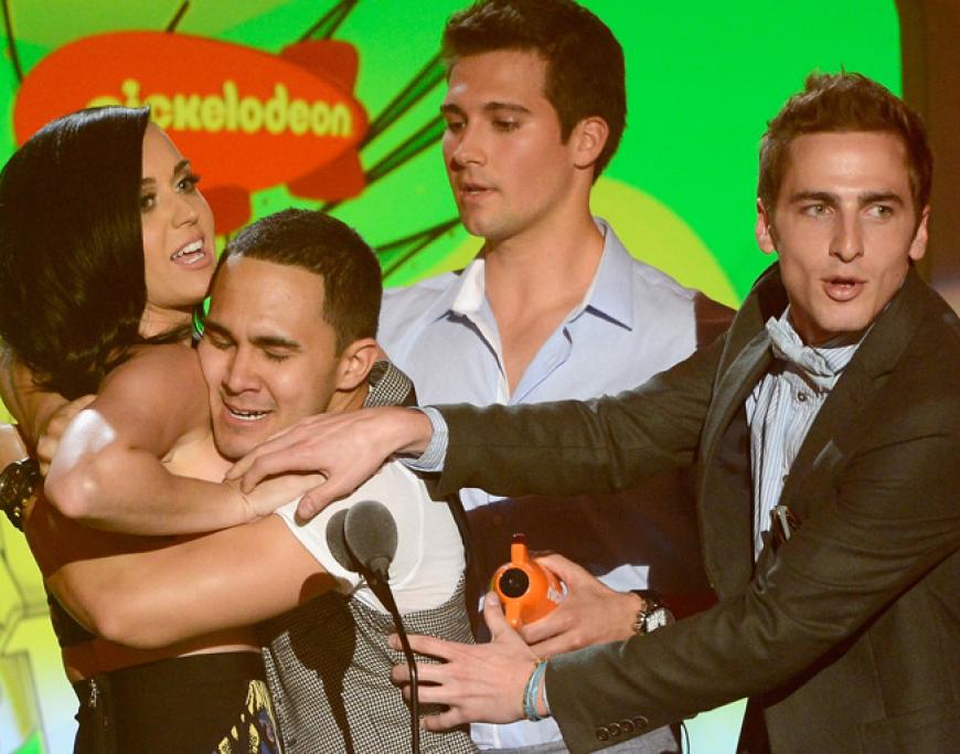 Kaum ist Katy wieder Single (gerade wurde die Trennung von Sänger John Mayer bekannt), warten die nächsten Anwärter schon. Carlos Pena Jr., Jason Maslow und Kendall Schmidt aus der amerikanischen TV-Serie