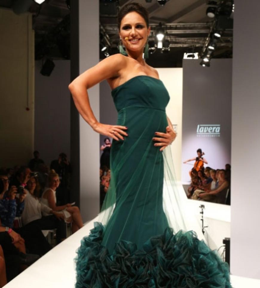 Auch die schöne Fernsehmoderatorin Nazan Eckes ist auf der Fashion Week in Berlin unterwegs. Die 37-Jährige lief für die Marke Lavera mit ihrem Babybäuchlein in einer langen Abendrobe über den Laufsteg
