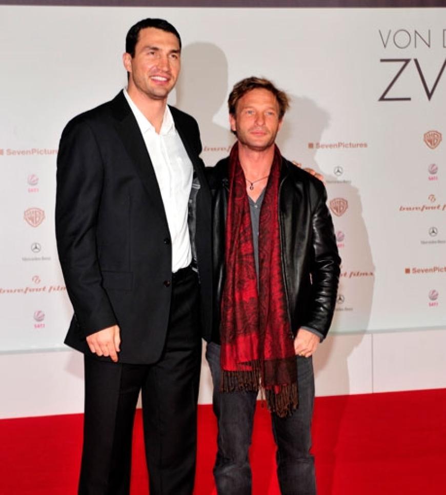 Größenunterschied: Wladimir Klitschko stellt sich neben Schauspieler Thomas Kretschmann