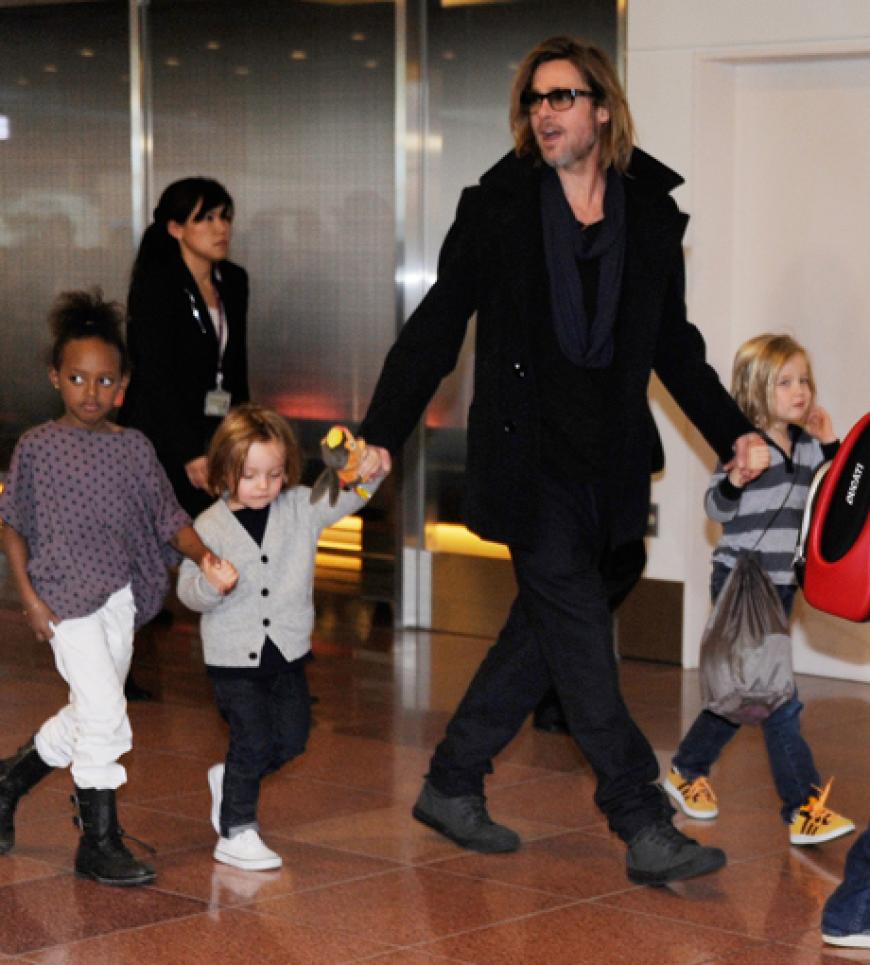 Natürlich auch mit dabei: Brad Pitt. Er hält seine Mädels in Schach