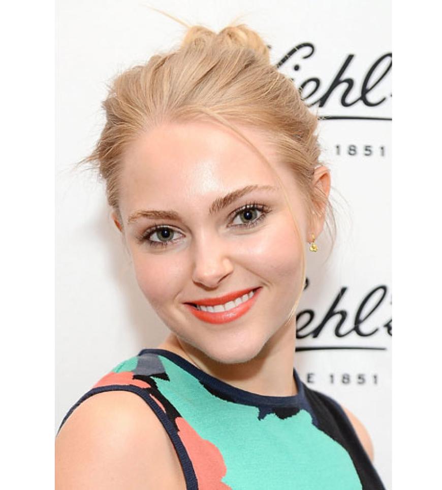Schauspielerin AnnaSophia Robb spielt die junge Carrie Bradshaw in der US-Serie