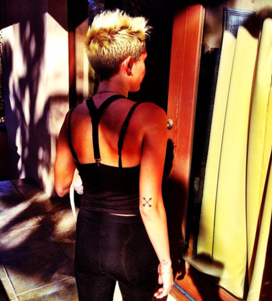 Richtig, es ist Miley Cyrus und die Pfeile sind bereits ihr 16. Tattoo. Sie ließ es sich von Kat Von D stechen.