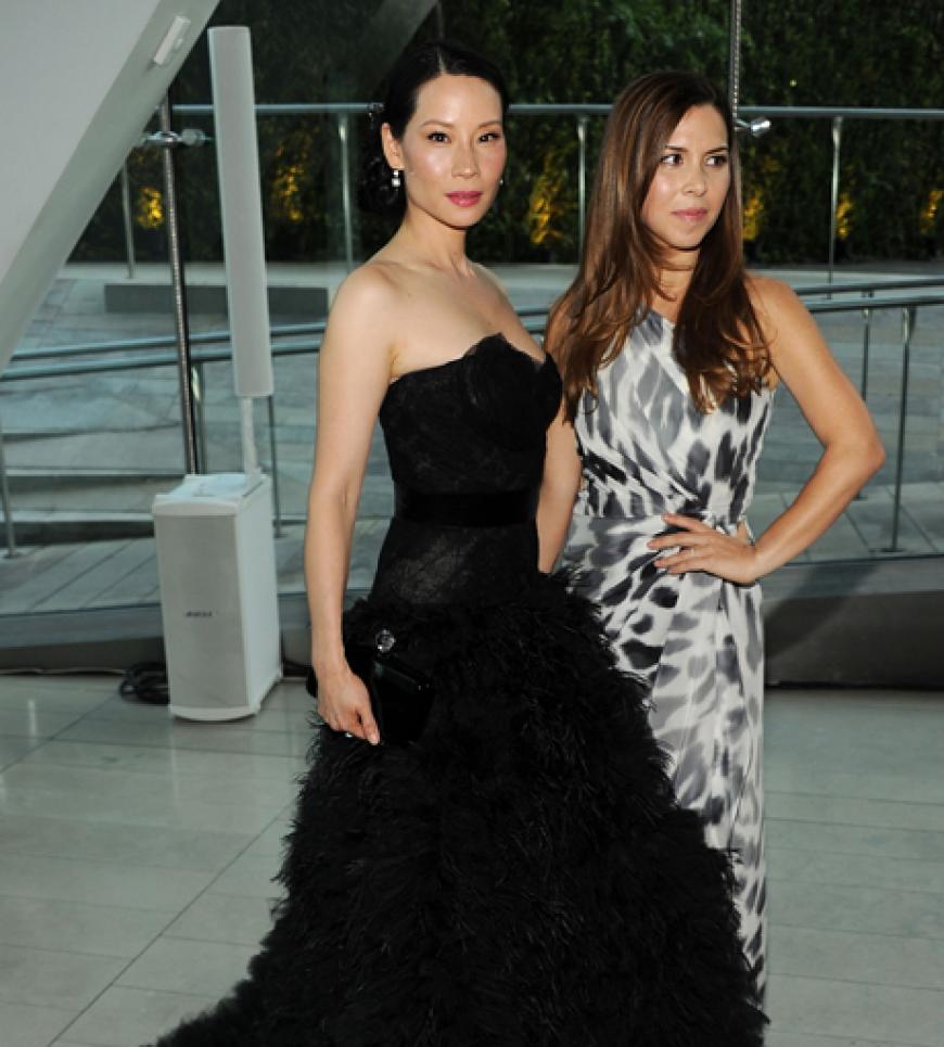 Glamourös: Lucy Liu mit Designerin Monique Lhuillier
