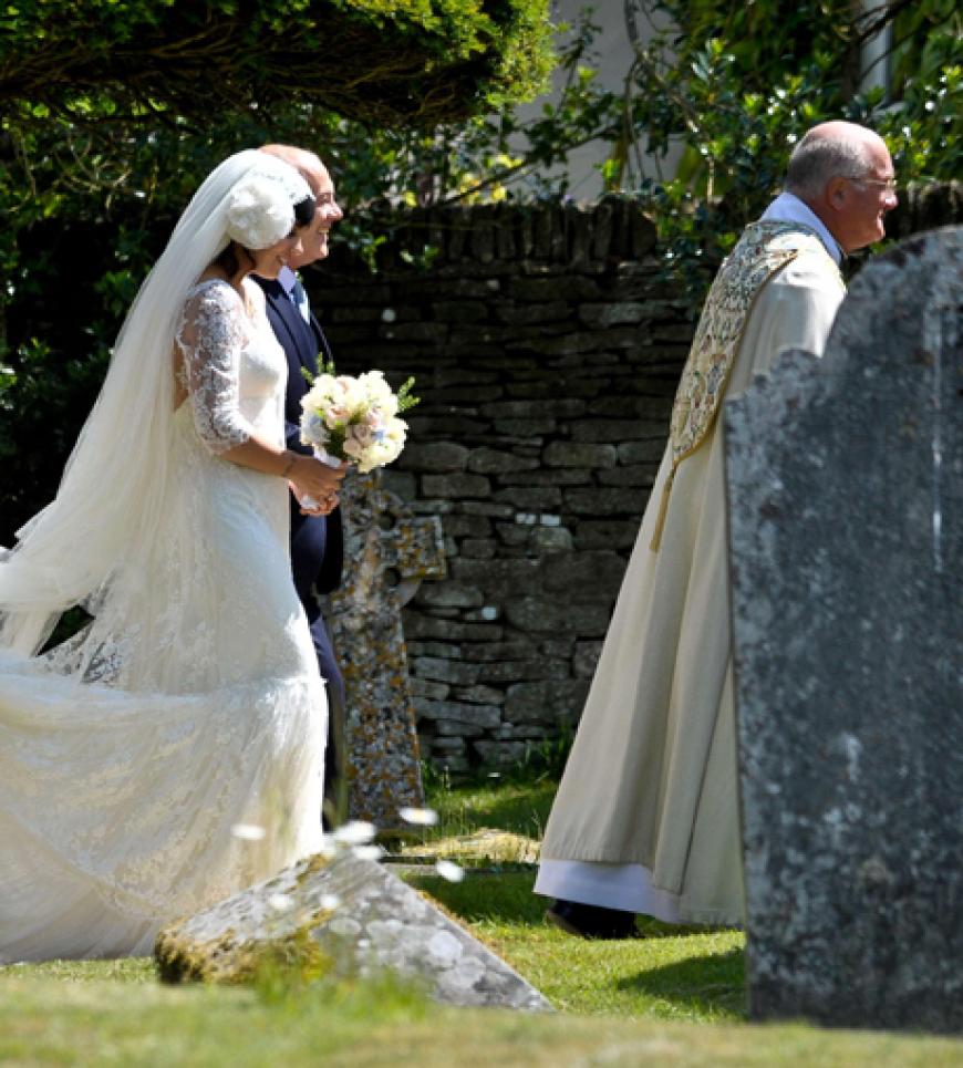 Ihr Vater Keith brachte Lily in die St. James Kirche