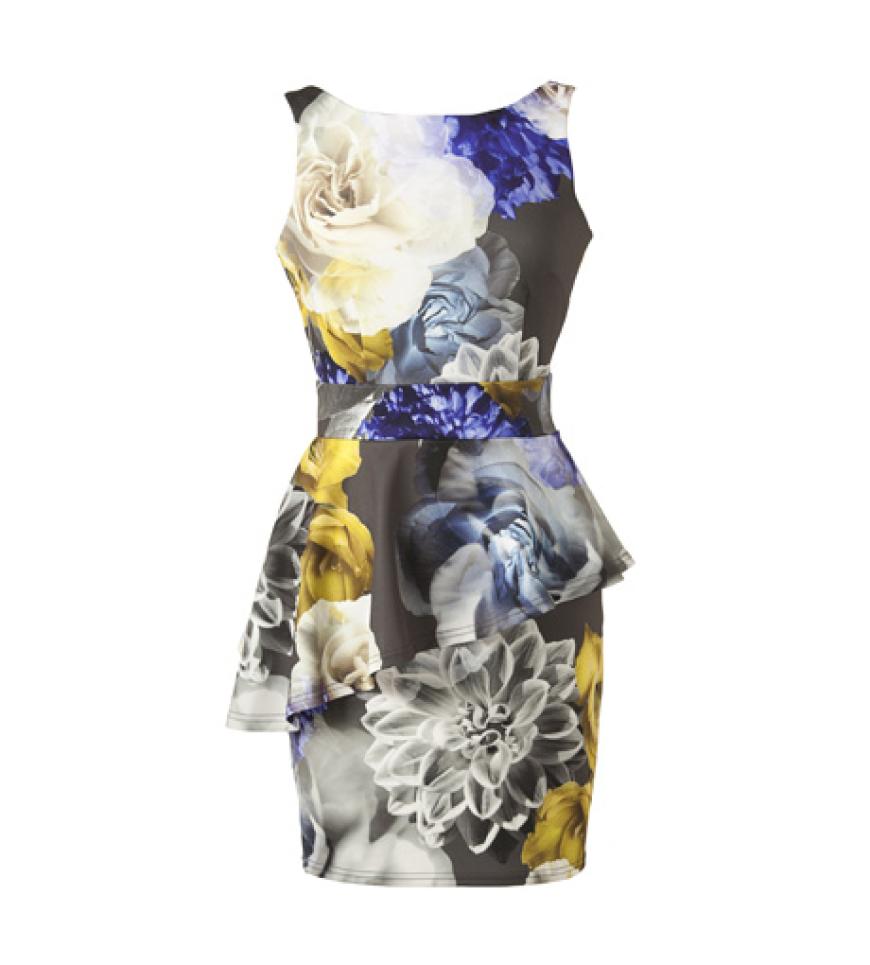 Die kalte Jahreszeit versüßen wir uns mit bunten Blumen – auf unserem Körper! Denn egal ob Schuhe, Taschen oder Kleider, momentan erblüht alles mit floralen Prints. So wie dieses taillierte Kleid mit großen aufgedruckten Rosen und asymmetrischem Schößchen von Primark, ca. 15 Euro