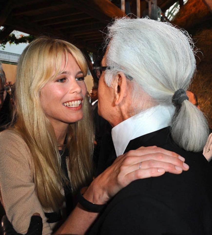 Ein Küsschen für den Star-Designer: Claudia Schiffer herzt Karl Lagerfeld