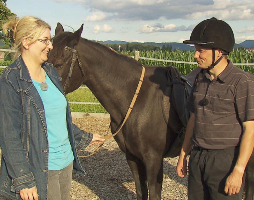 Doch Bettina zieht es mehr zu den Pferden und nach dem Ausmisten gibt sie ihrem Gastgeber seine erste Reitstunde´