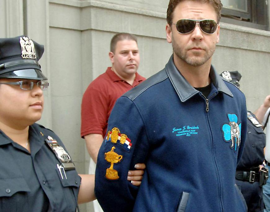 2005: Russell Crowe in Handschellen. Der Schauspieler wurde aus einem New Yorker Hotel abgeführt, nachdem er sich über ein kaputtes Telefon lautstark beschwerte, das er dem Portier anschließend sogar an den Kopf warf. Das Opfer hat angeblich nach einer außergerichtlichen Einigung eine Summe in sechsstelliger Höhe erhalten haben