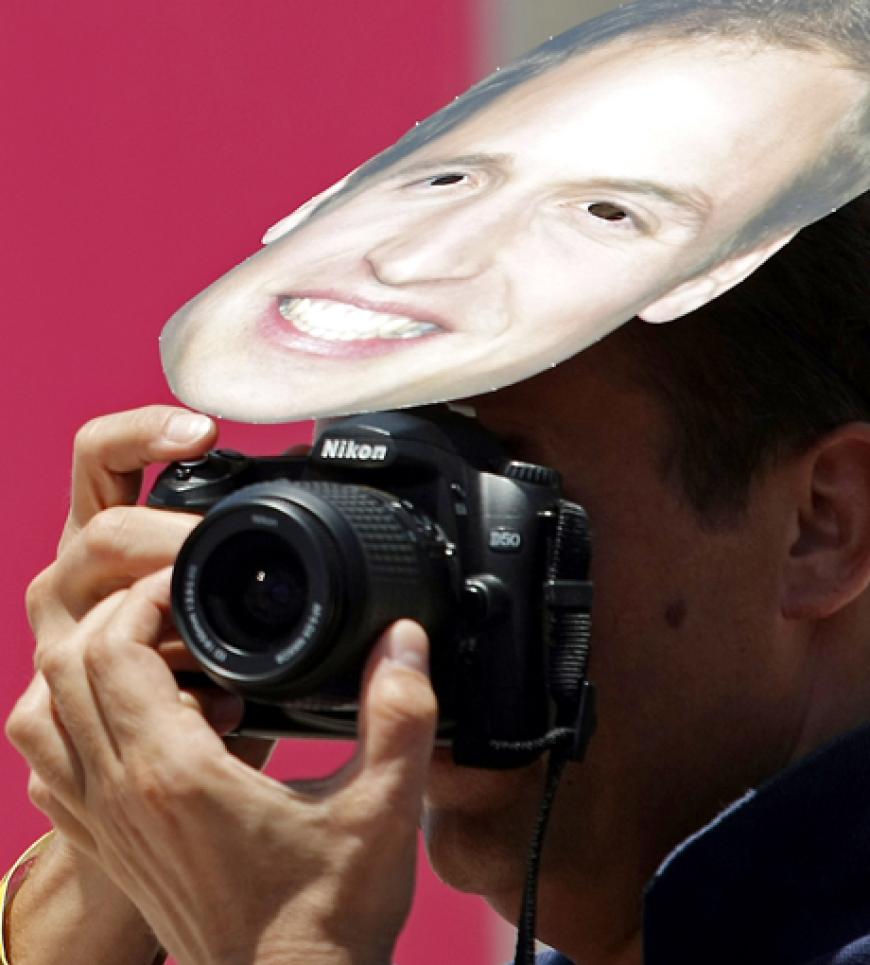 Ein Fan mit Prinz William Maske