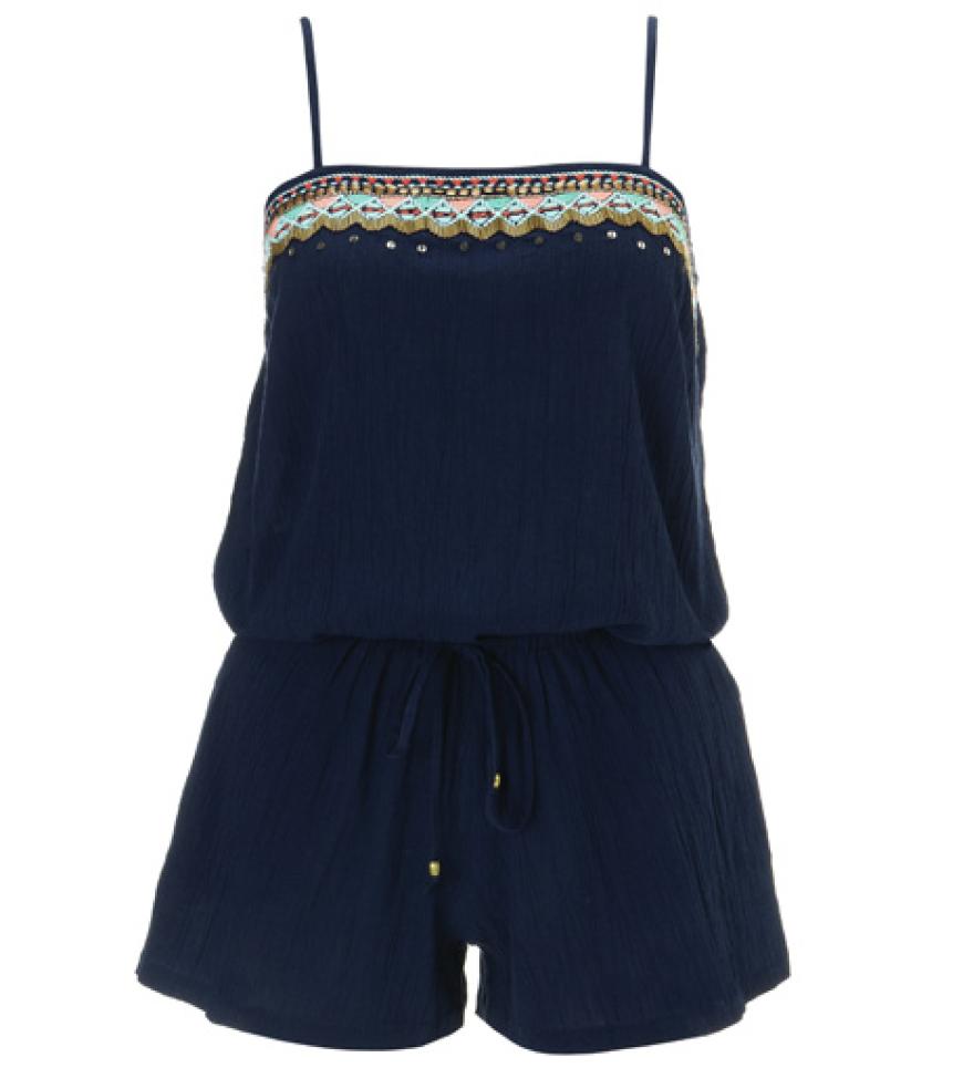Die zarten Verzierungen erinnern an den Inka-Trend und geben dem Baumwoll-Playsuit von Accessorize (ca. 50 Euro) ein wunderschönes Finish.