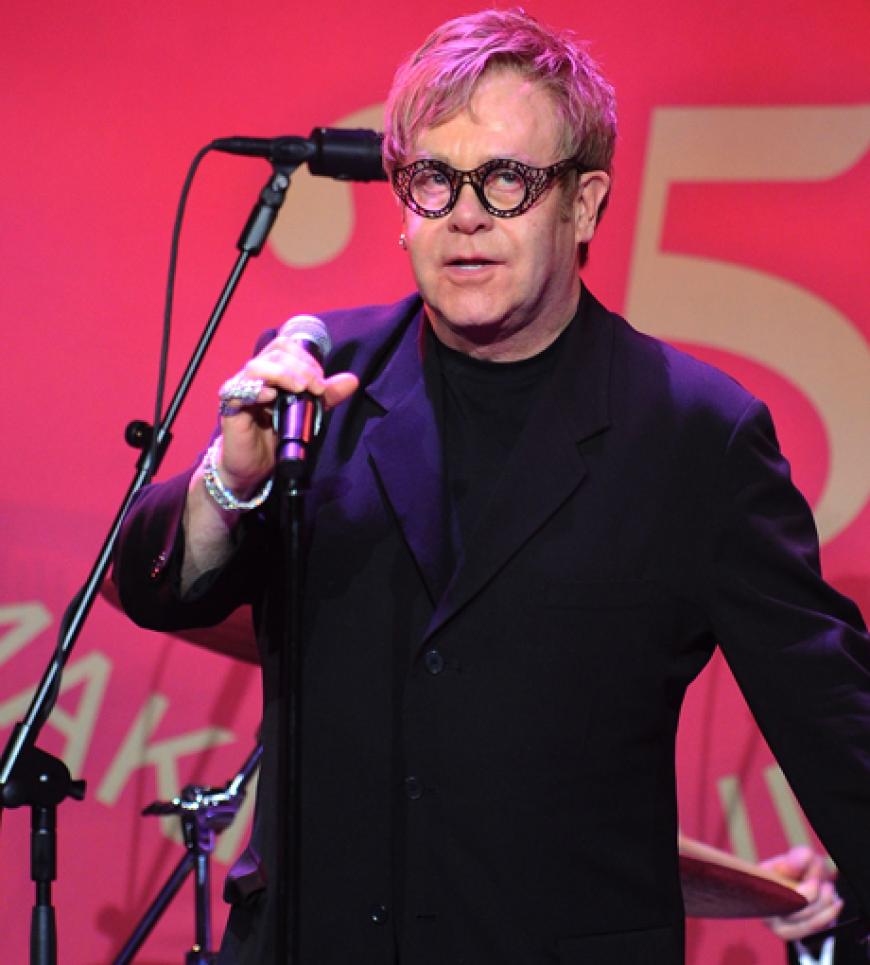 Neu-Papa Elton John zeigte sich so entspannt wie selten auf dem jährlichen Charity-Event, das dem Sänger besonders am Herzen liegt