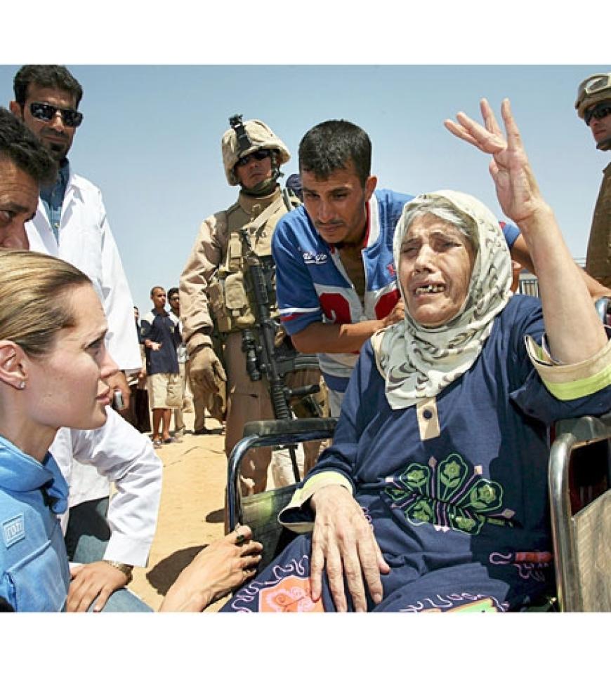 Im August 2007 besucht Angelina Jolie ein Flüchtlingslager im Irak