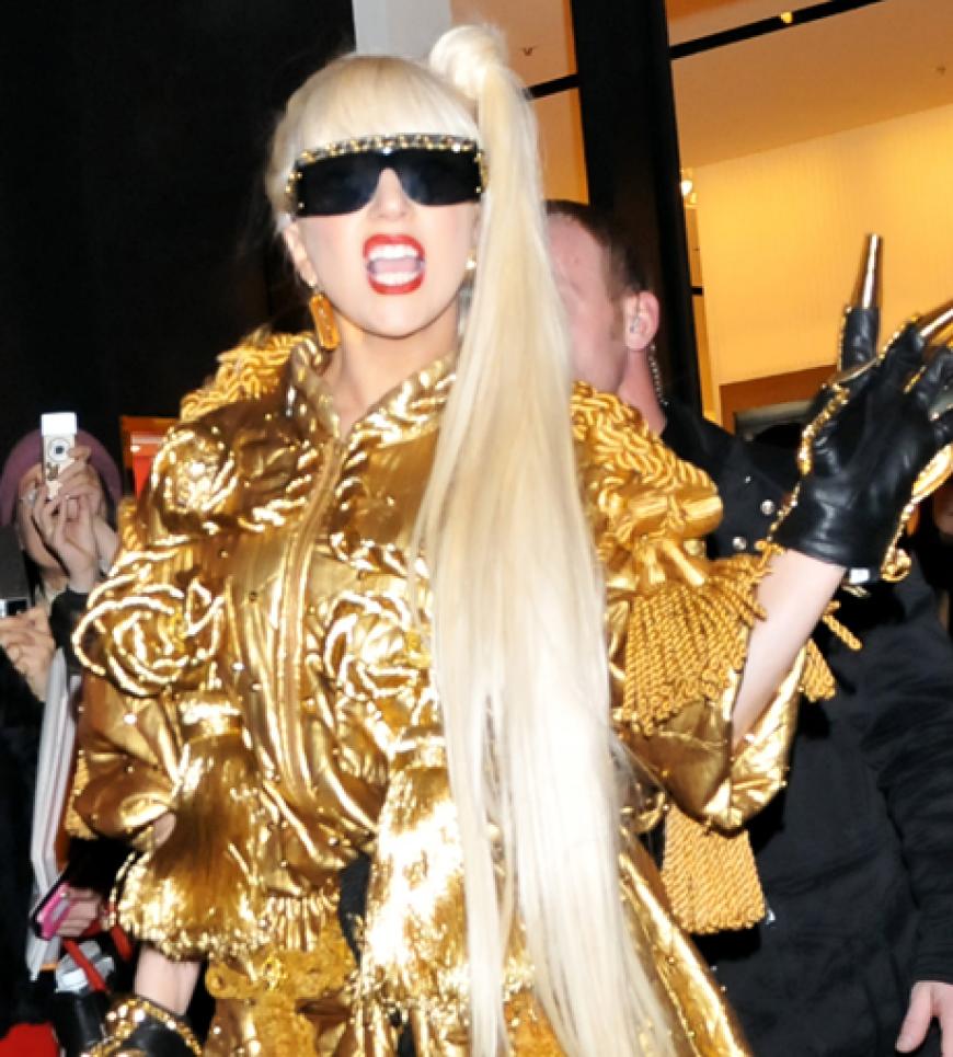 2011 war wieder einmal das GaGa-Jahr: Für die exzentrische Sängerin hätte es erfolgreicher nicht laufen können: Ihre Songs werden rauf und runter gespielt, ihre Konzerte sind ausverkauft, Designer reißen sich um die 25-Jährige und mit einem Jahreseinkommen von 90 Millionen Dollar ist sie die bestverdienende Musikerin. Weiter so!