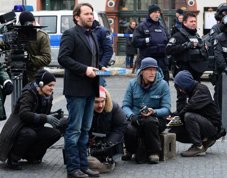 Christian Ulmen mit einer tüchtigen Mannschaft vom Sondereinsatzkommando vor der Kamera