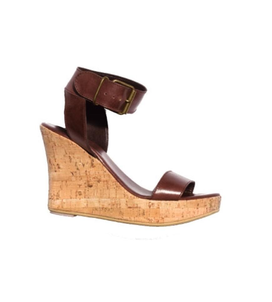 Diese Accessoires machen den Marlene-Look perfekt: Plateausandalen von Strenesse Blue, ca. 160 Euro