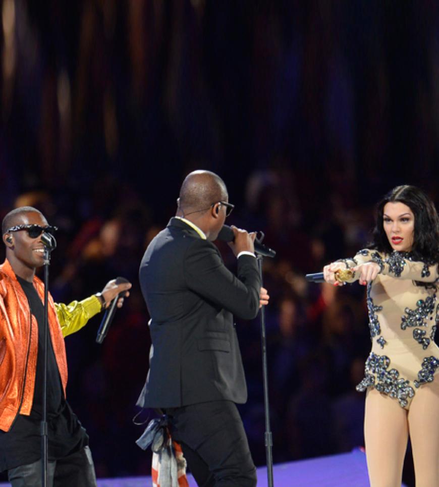 Tinie Tempah, Taio Cruz und Jessie J stehen gemeinsam auf der Bühne