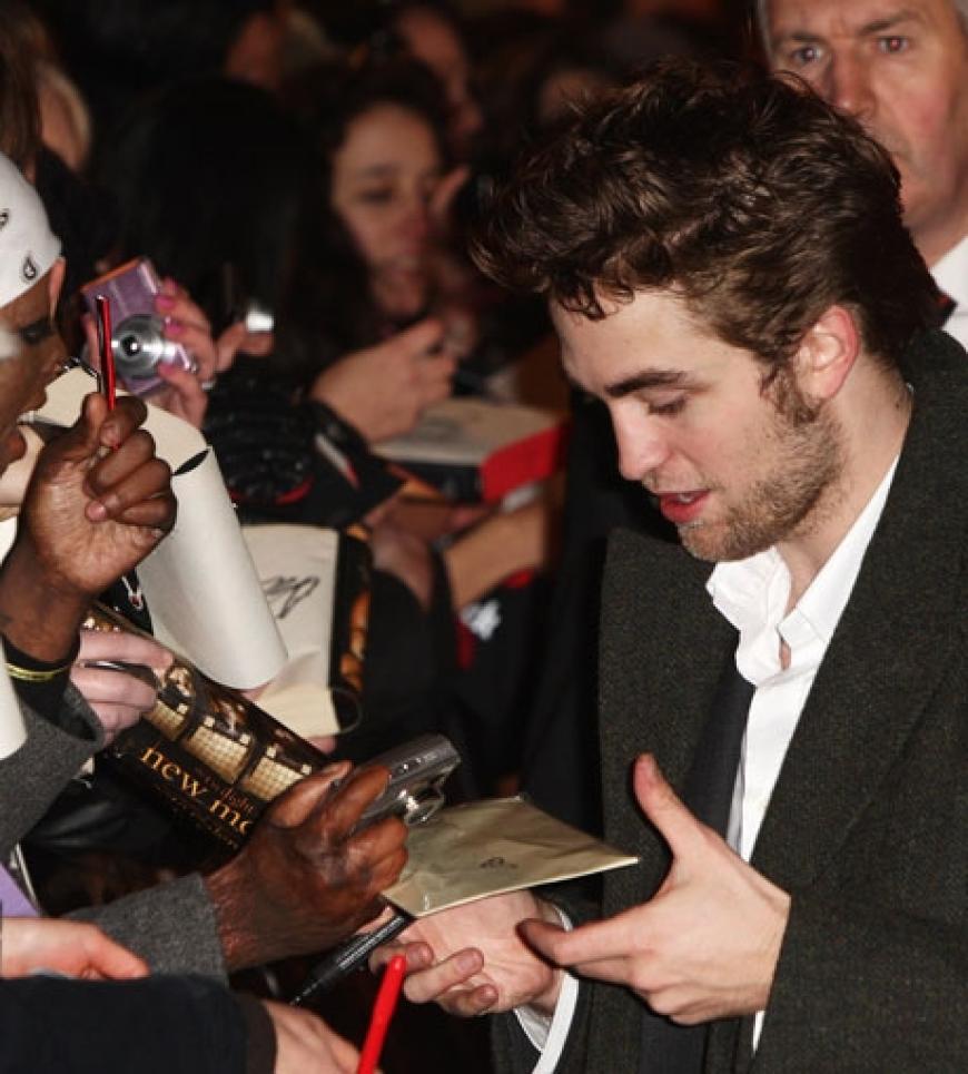 Robert Pattinson gibt in London fleißig Autogramme