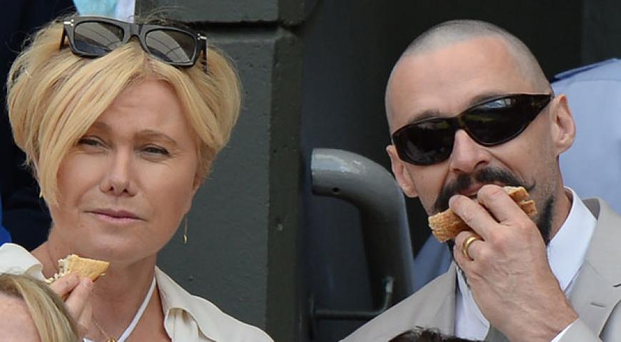 Tea Time! Hugh Jackman und Deborah Lee Furness gönnen sich ein Sandwich. Ob es danach Strawberries & Cream gibt? Das klassische Wimbledon-Gericht