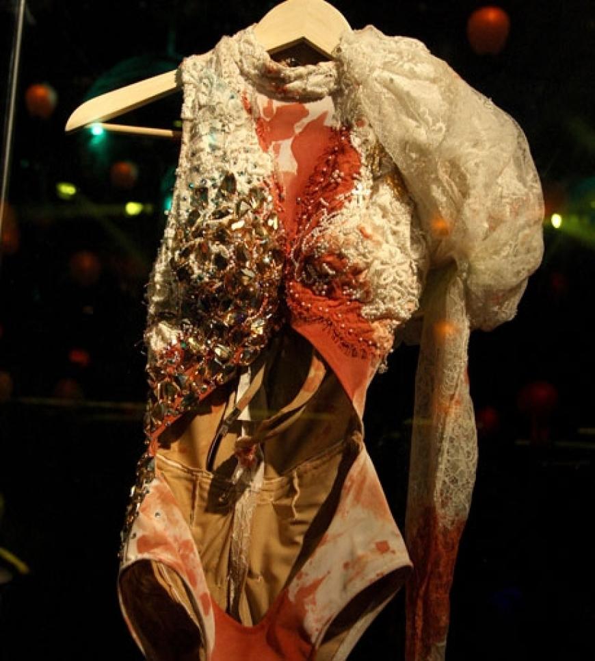 Das blutverschmierte Outfit von Lady GaGa