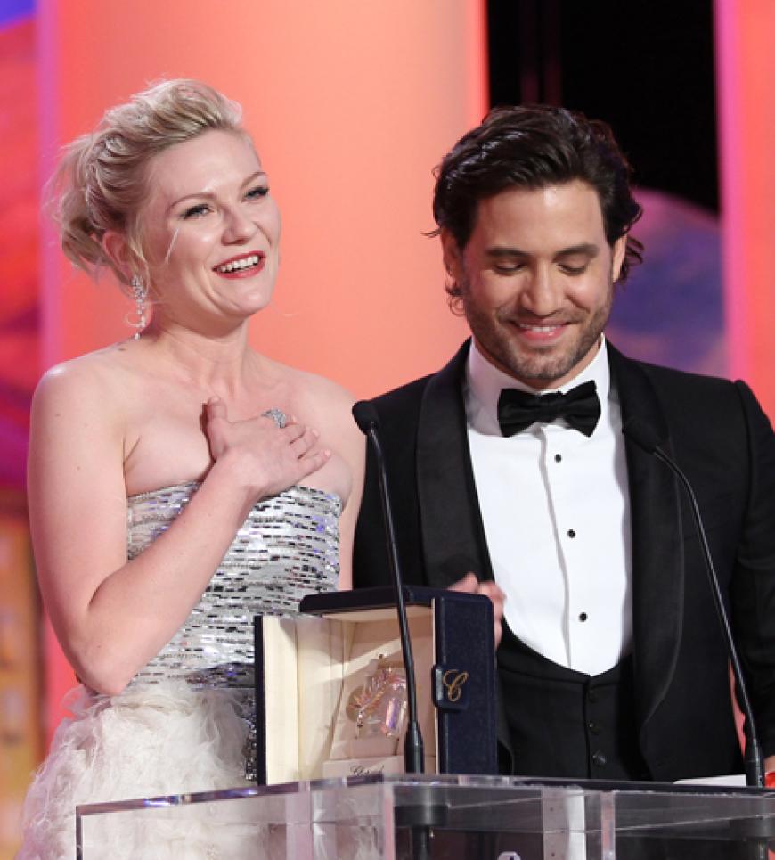 Aufregend: Kirsten bekam den Preis von dem venezualischen Schauspieler Edgar Ramirez überreicht und konnte ihr Glück kaum fassen