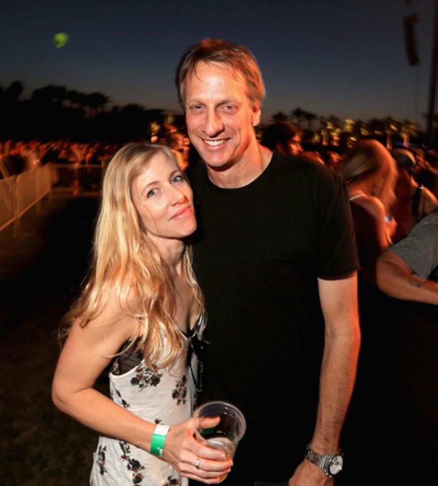 Profiskater Tony Hawk kam mit seiner Frau, um den Alternativklängen zu lauschen