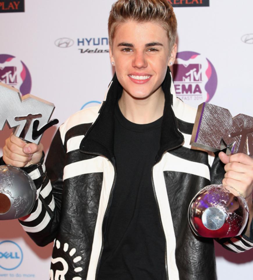 Einen rechts, einen links: Justin Bieber hält stolz seine Auszeichungen in die Kameras