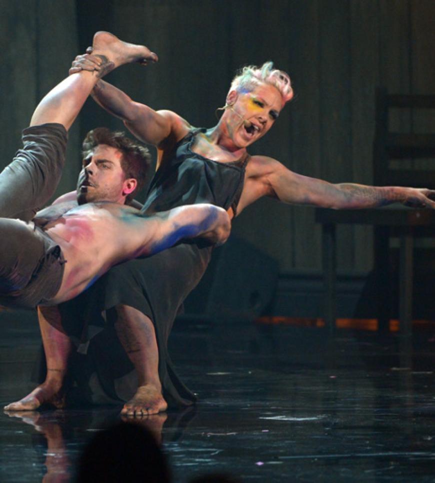 ... und akrobatisch. Übrigens: Ihr Tanzpartner ist Colt Prattes, der heiße Typ, der schon in ihrem Video zur Single mitspielte