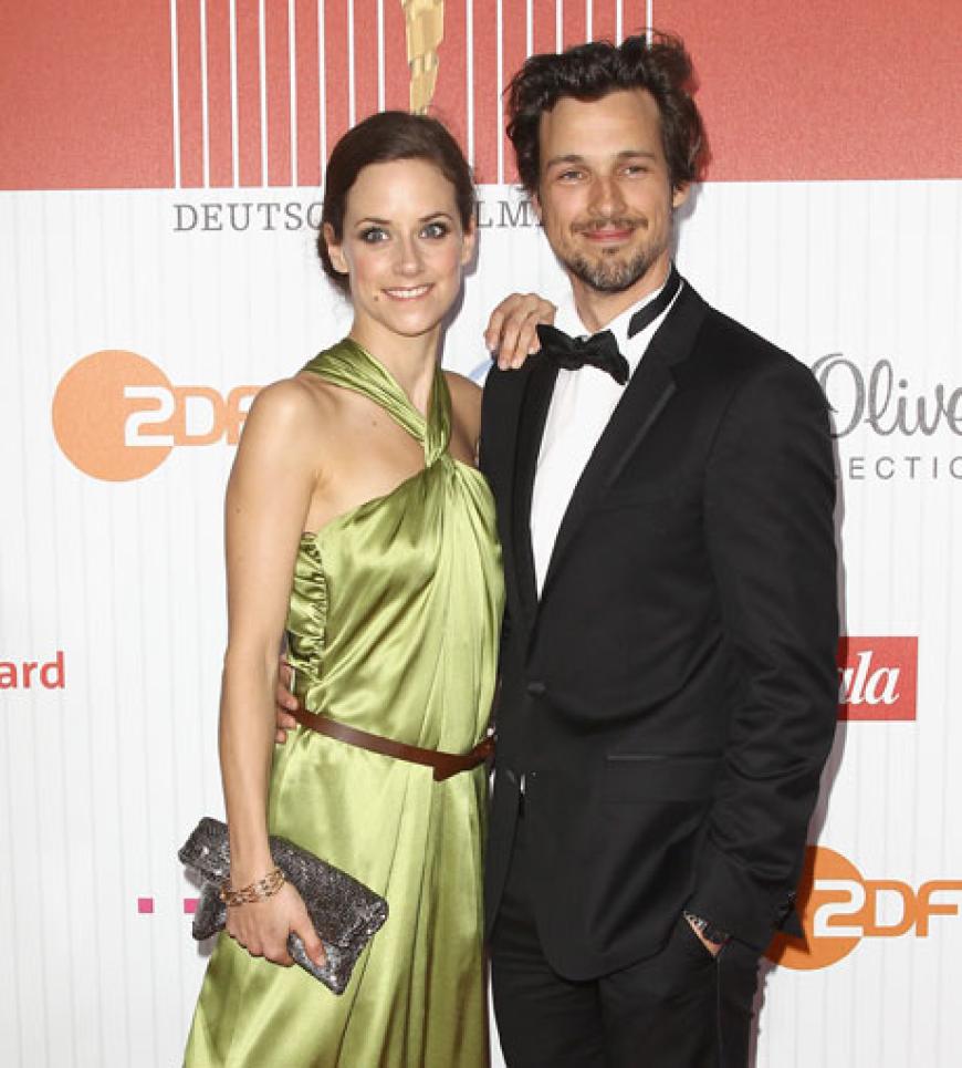 Zum 61. Deutschen Filmpreis kamen am Freitagabend (08.04.2011) mehr als 1800 Prominente. Darunter auch die Akademiepräsidentin Iris Berben, deutsche Jungschauspieler wie Karoline Herfurth und natürlich auch der Abräumer des Abends: Florian David Fitz! Hier posiert er mit Anja Knauer
