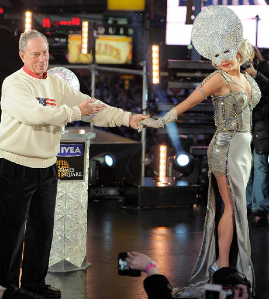 Was für eine Show am Times Square! Zum Jahreswechsel kamen die derzeit wohl größten Superstars nach New York - Lady Gaga betätigte gemeinsam mit Bürgermeister Michael Bloomberg die riesige Kristallkugel, die das neue Jahr einläutete