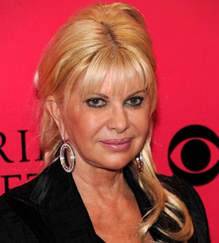 Ivana Trump bei ihrer Ankunft auf dem pinken Teppich