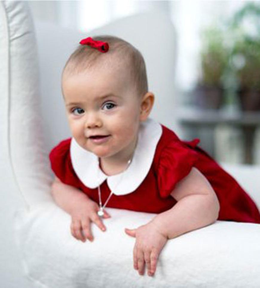 Die kleine Estelle, Tochter von Victoria und Daniel von Schweden, posiert als Weihnachtsbaby