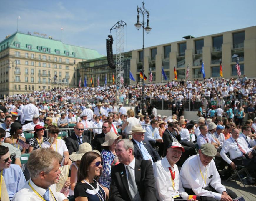 Eine Riesen-Menschenmenge erwartet den US-Präsidenten in Berlin am Brandenburger Tor - wird er etwas Bedeutendes sagen?