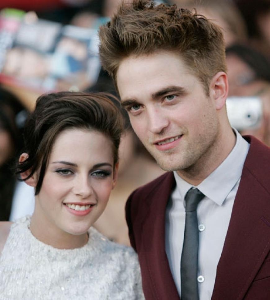 Schon seit über zwei Jahren wird gemunkelt, dass es nicht nur vor der Kamera gefunkt hat. Und tatsächlich sind Kristen Stewart und Robert Pattinson ein Paar. Die beiden waren auch am Set unzertrennlich. Das muss Liebe sein!