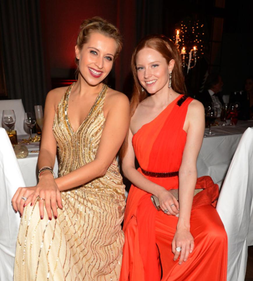 Moderatorin Verena Kerth in Gold und Model Barbara Meier in rot strahlten im Glamour-Look um die Wette