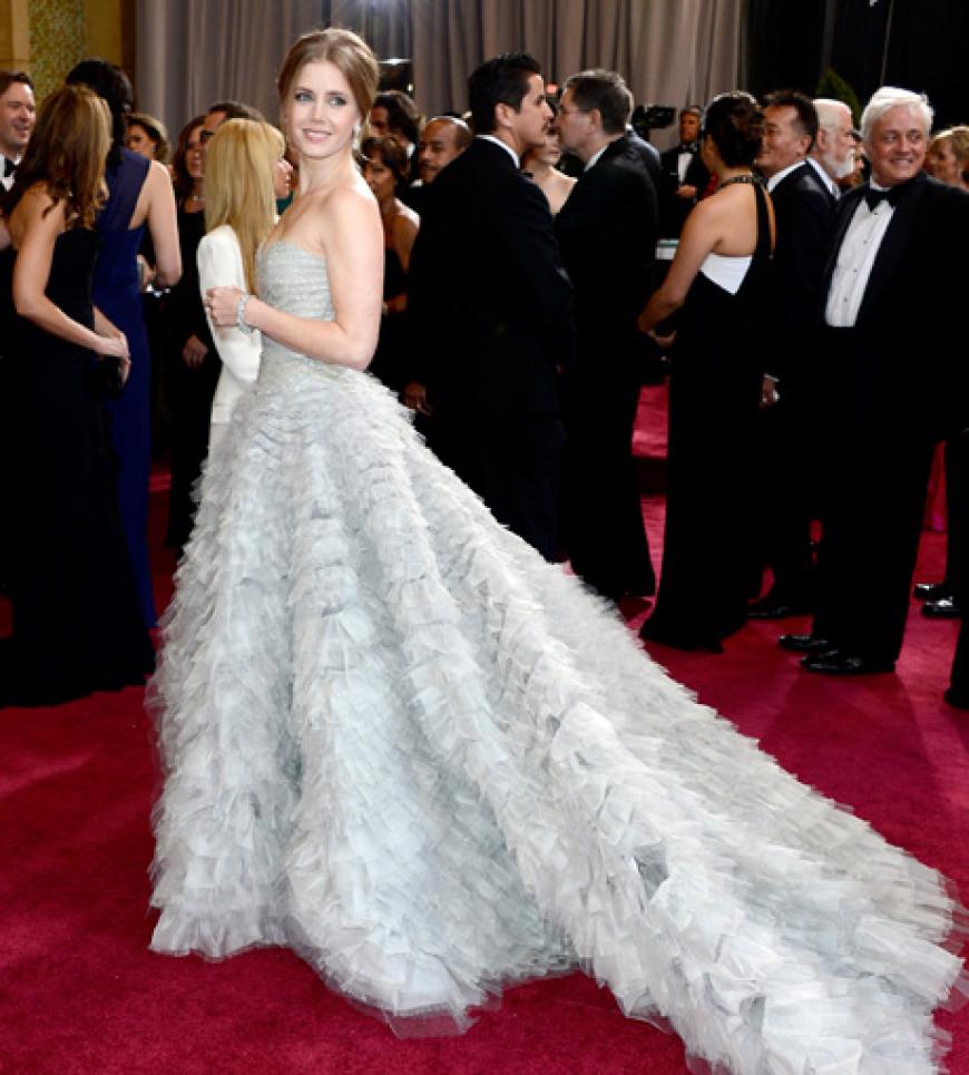 Und der Best-dressed-Oscar goes to... Amy Adams! Wie eine Fee´ schwebte sie über den Roten Teppich. Die silbergraue Robe von Oscar de la Renta mit dem opulenten Tüllrock steht ihr hervorragend