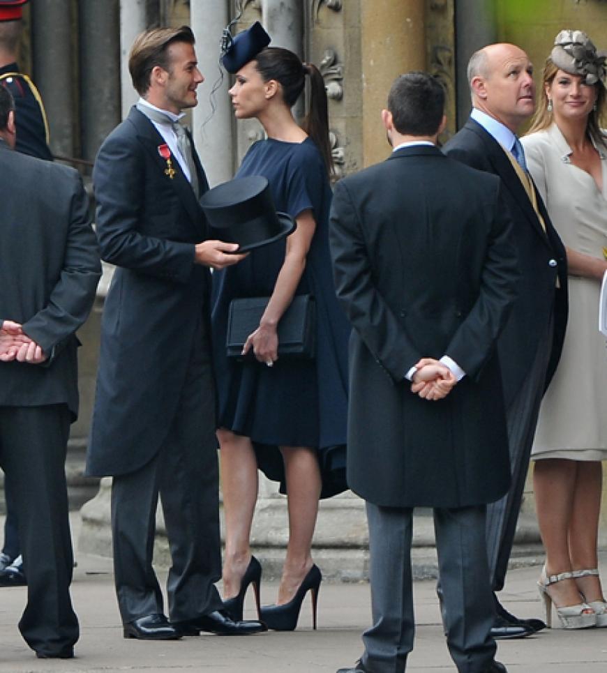 Trotz Schwangerschaft trägt Victoria Beckham mörderische High Heels. Dazu ein Kleid von ihrem eigenen Modelabel