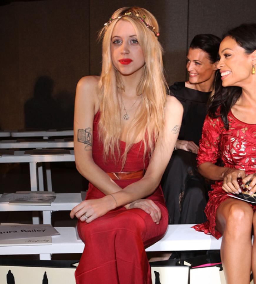 Peaches Geldof mit Rosenkranz im Haar