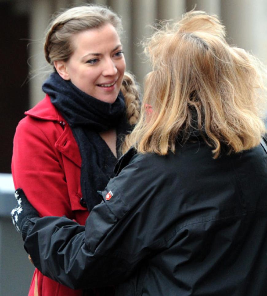 Die Tochter von Dieter Pfaff, Johanna Pfaff (l.), wird von einem weiteren Trauergast umarmt